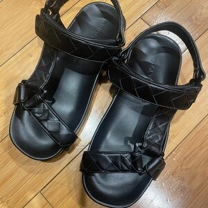 BOTTEGA VENETA TRIP FLAT SANDALS IN BLACK